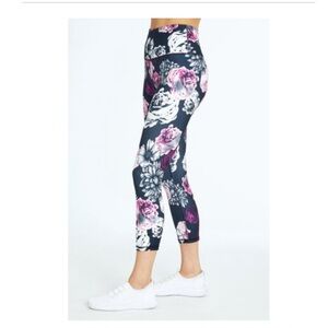 Marika balance collection High-rise black floral capri leggings small